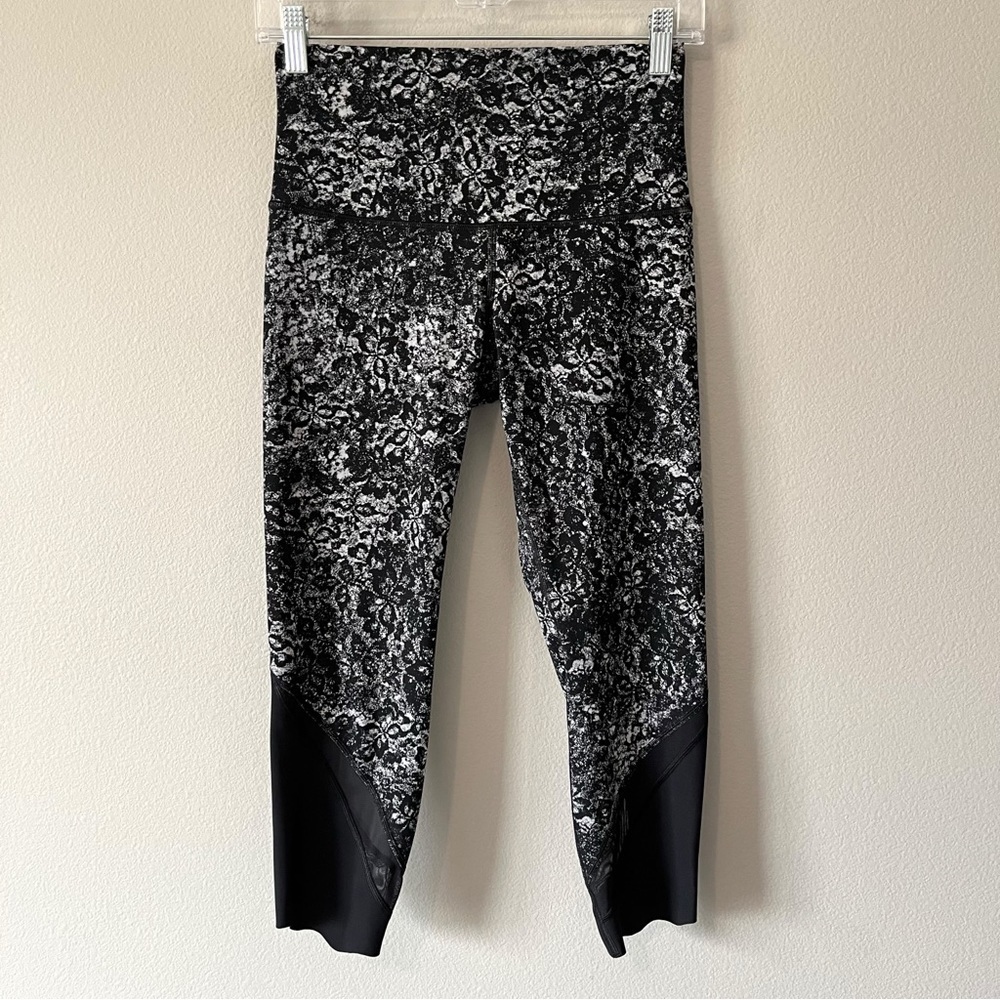 Lululemon Wunder Under Crop II Scallop 24” Achromatize Ice Grey Black Size 6
